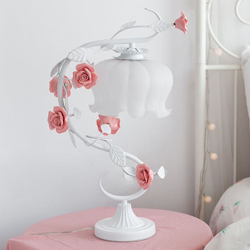 Charmante Landhaus-Tischlampe mit Keramikblume