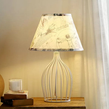 Schicke Tischlampe aus Metall mit konischem Lampenschirm