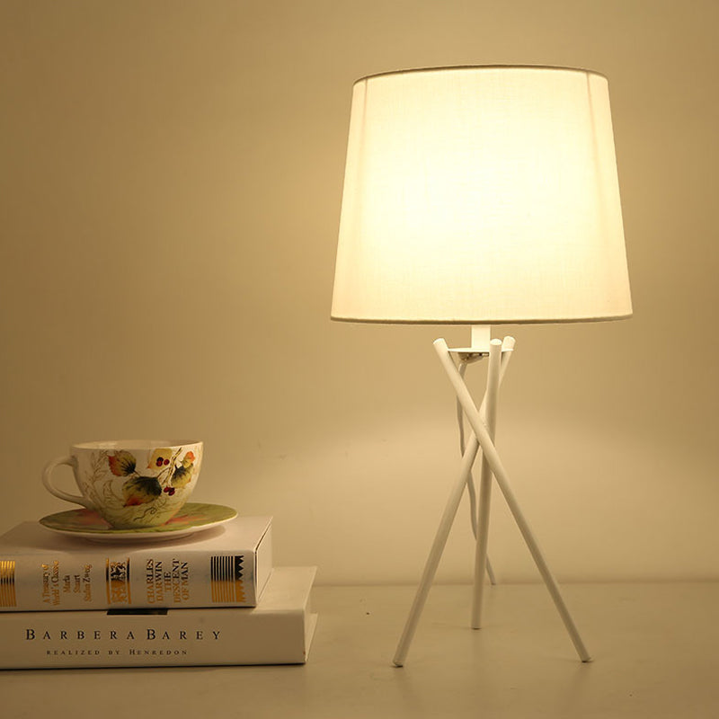 Elegante Tischlampe mit Stofflampenschirm