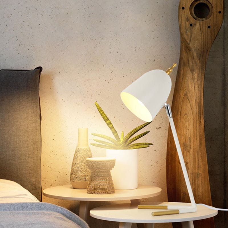 Elegante Schreibtischlampe aus Metall mit Kuppellampenschirm