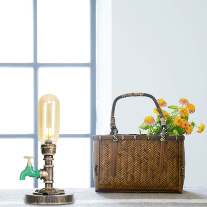 Elegante Metall-Tischlampe mit industriellem Lampenschirm