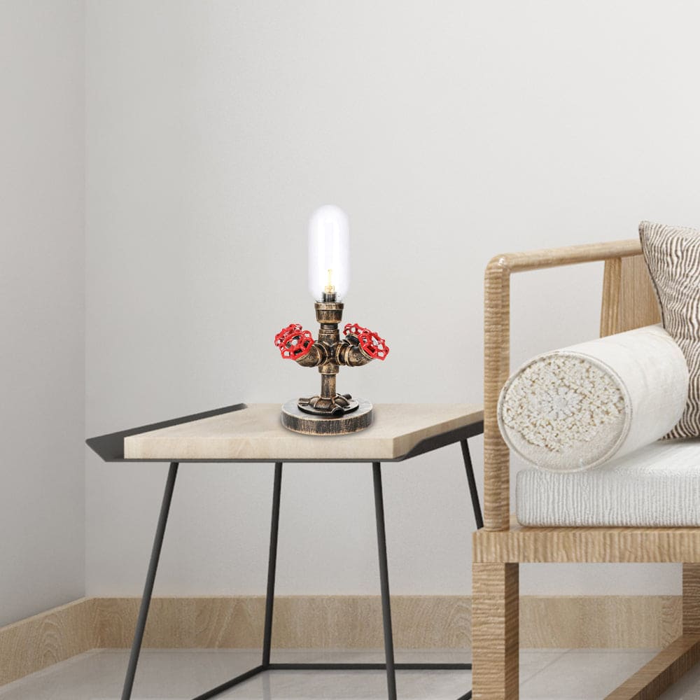Elegante Metall-Tischlampe mit industriellem Lampenschirm