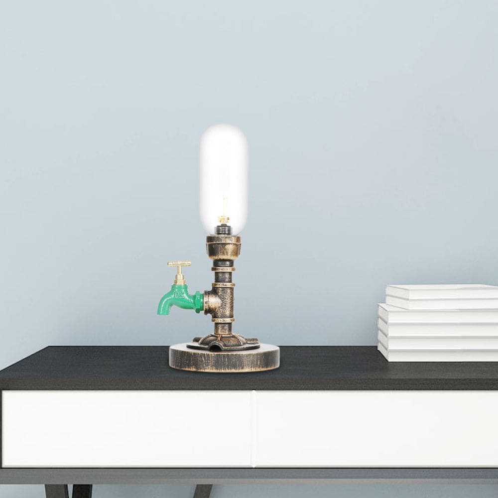 Elegante Metall-Tischlampe mit industriellem Lampenschirm