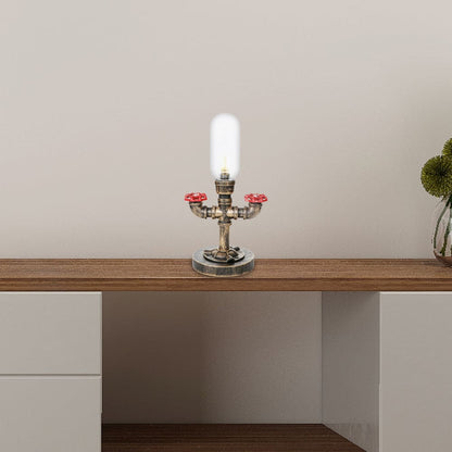 Elegante Metall-Tischlampe mit industriellem Lampenschirm