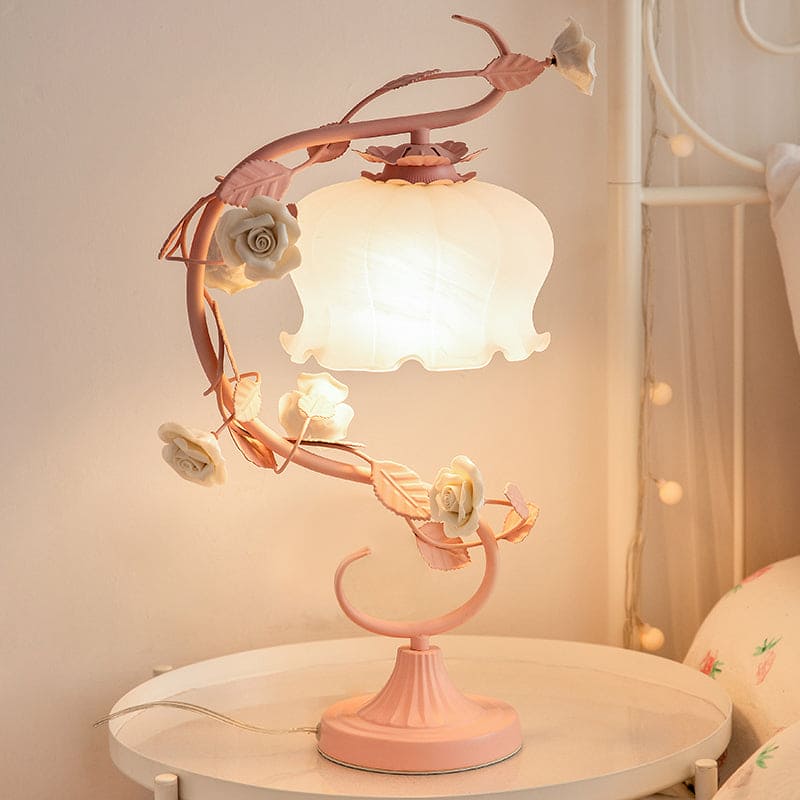 Charmante Landhaus-Tischlampe mit Keramikblume