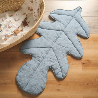Babys Spielmatte in Form eines grünen Blattes